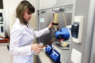 Марина Бабушкина – молодой специалист, окончила химический факультет в 2014 году и активно включилась в работу лаборатории ВИУ.